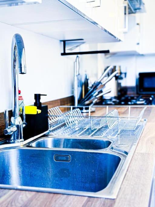 Contractors, Families, Tourists & Groups Welcome Sleeps Upto 9, Garden, Pet Allowed, Parking Included! Birmingham Dış mekan fotoğraf