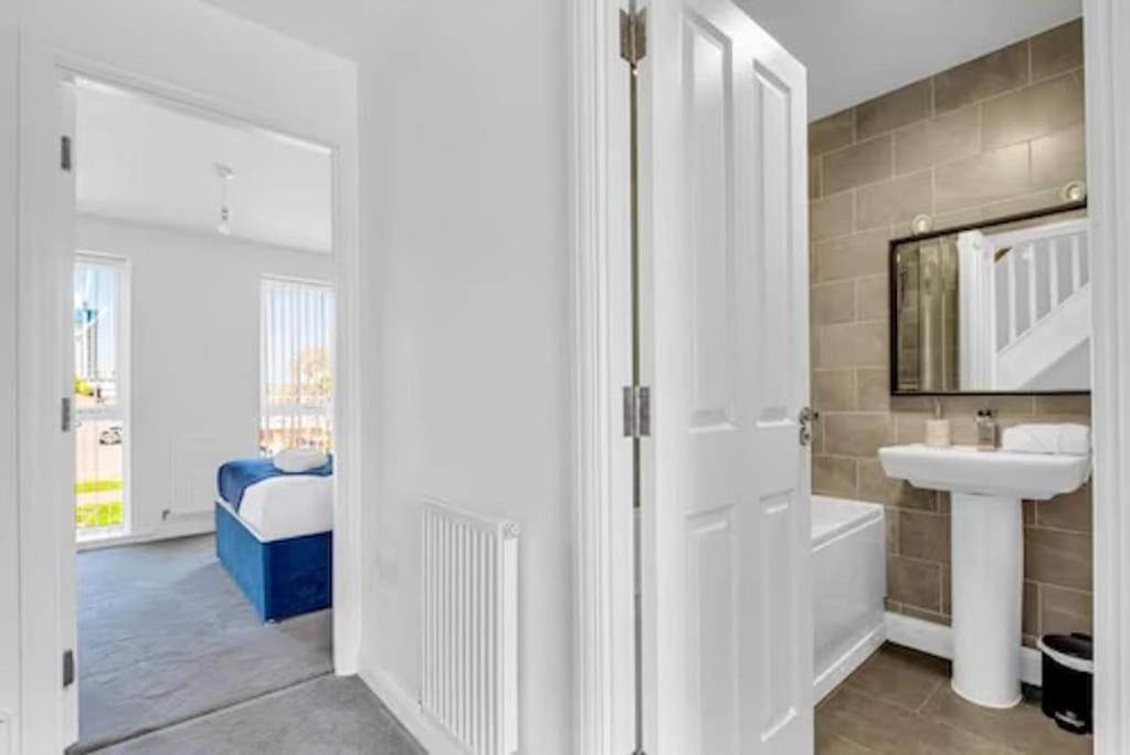 Contractors, Families, Tourists & Groups Welcome Sleeps Upto 9, Garden, Pet Allowed, Parking Included! Birmingham Dış mekan fotoğraf