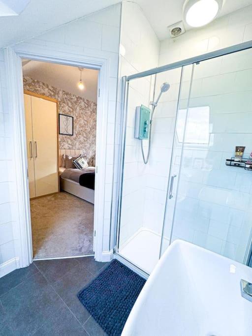 Contractors, Families, Tourists & Groups Welcome Sleeps Upto 9, Garden, Pet Allowed, Parking Included! Birmingham Dış mekan fotoğraf